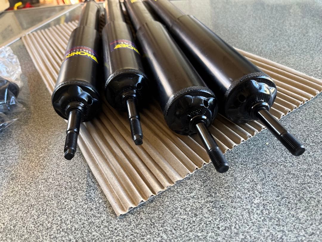 いすゞピアッツァ用ショック(JR120&JR130)