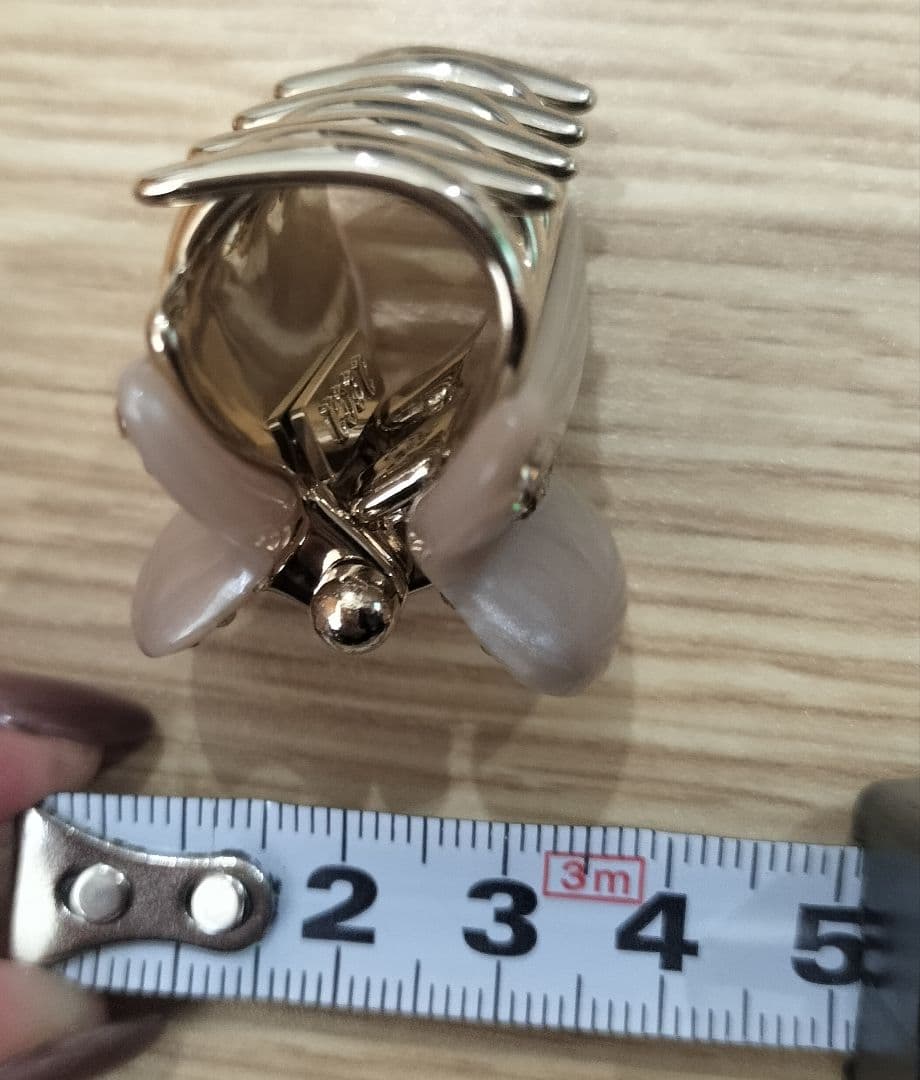 acca ベージュ ヘアクリップ