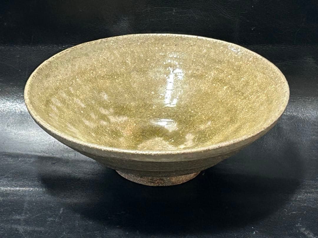 美しい古美術◾️蔵から深みのある緑色の釉薬が流れる上品で美しい平茶碗が出て来ました