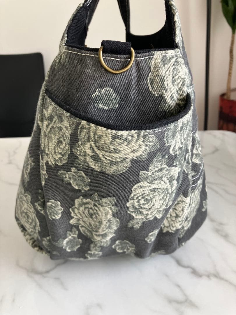 874 あつこ　大きめ黒花柄　デニムリメイクバック　ハンドメイド 2点