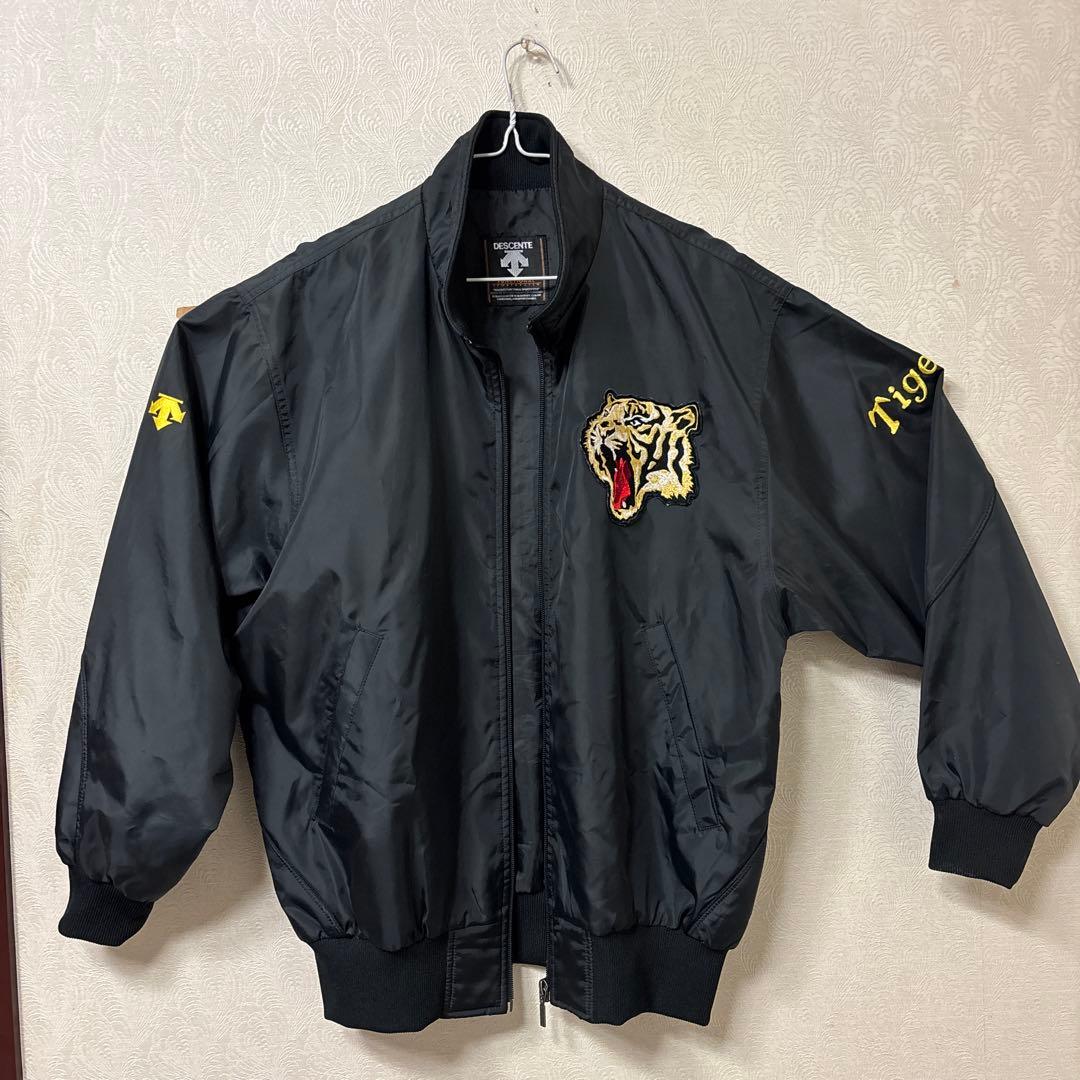 阪神タイガース　DESCENTE ブラックジャケット 虎の刺繍
