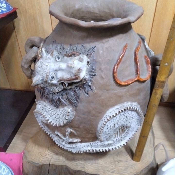 獅子と龍の彫刻陶器壺