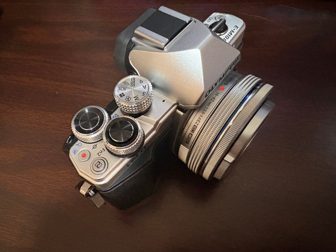 OLYMPUS OM-D E-M10 Mark II EZレンズキット