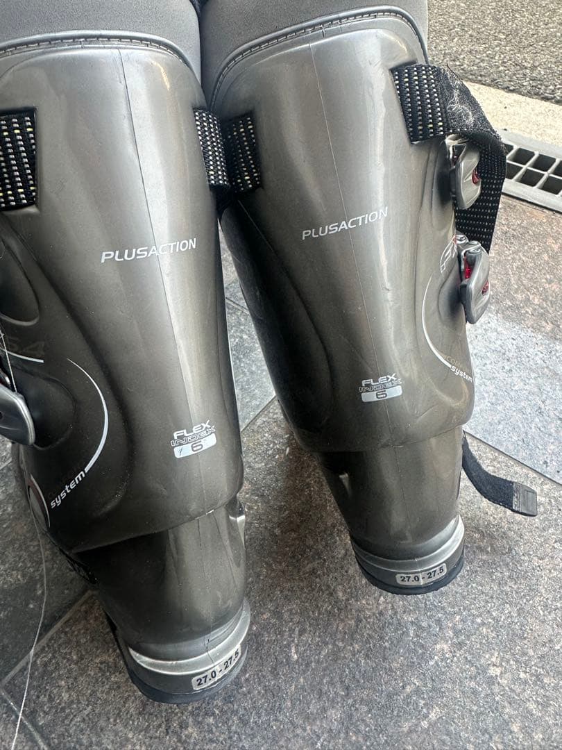 スキーウェア、スキー板、スキー靴、スキースティック