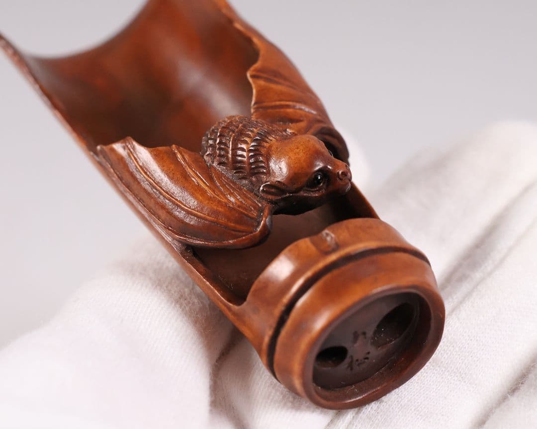 木製 提物 根付 玉松(銘) 茶合形 蝙蝠 彫刻 木彫り【MA926】