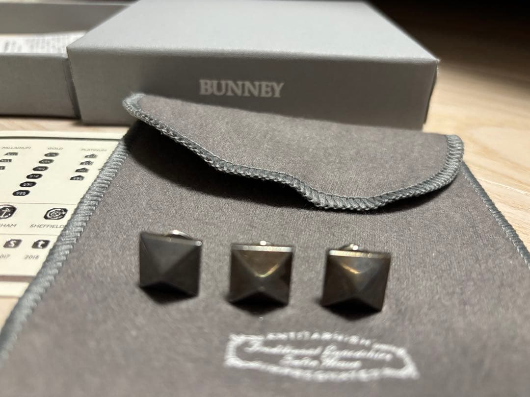 bunney バニー　スタッズ　ピン　バッチ　アクセサリー