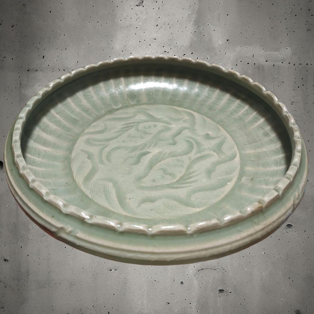 中国美術　青磁双魚紋皿　陰刻　時代物骨董　アンティーク　明　清