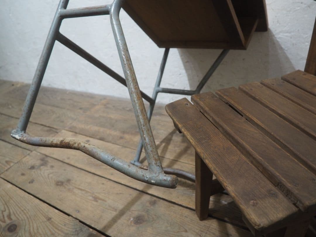 1323 ①ヴィンテージ　レトロな学校机と椅子　テーブル　イス　古家具　子供用