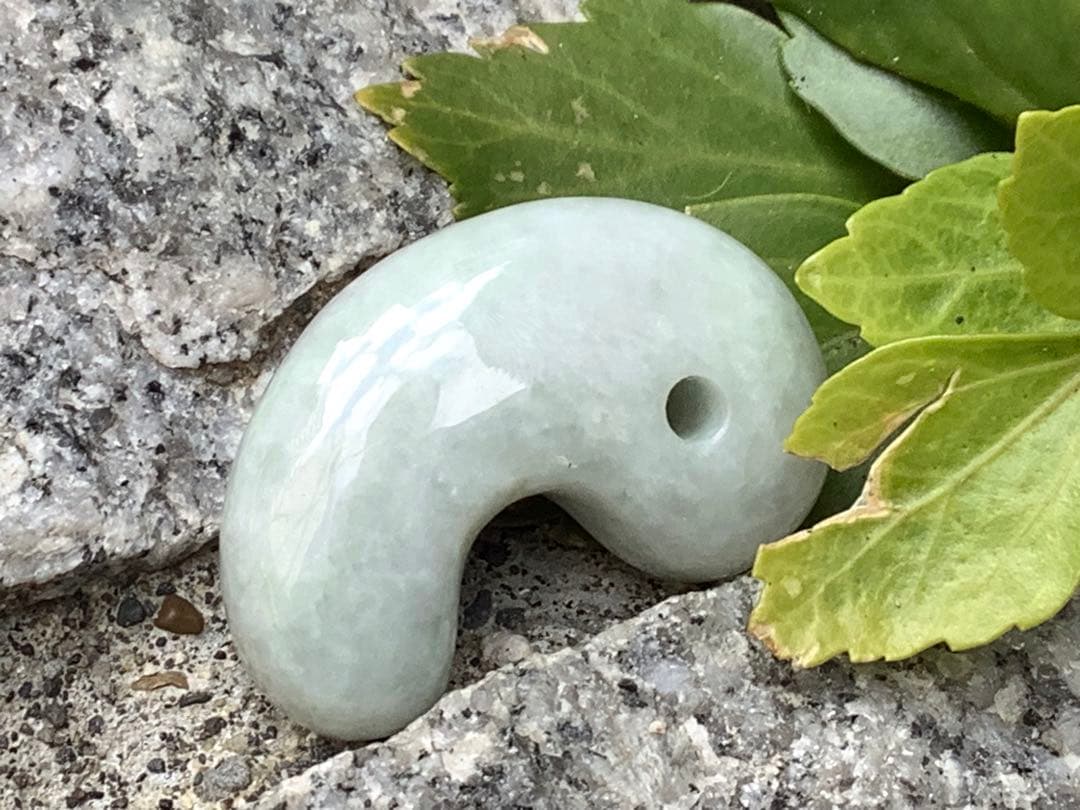 神様宿る✳氷の世界　糸魚川翡翠勾玉アイスジェイド　高額勾玉を卸し値段にて鑑別書付