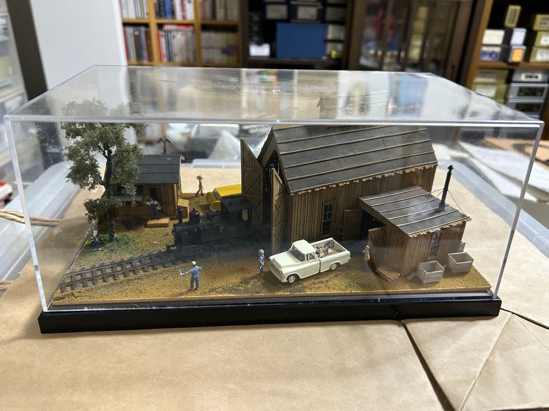 食*ン様 機関庫のある風景〜HOナロー 鉄道模型 展示台 ジオラマ