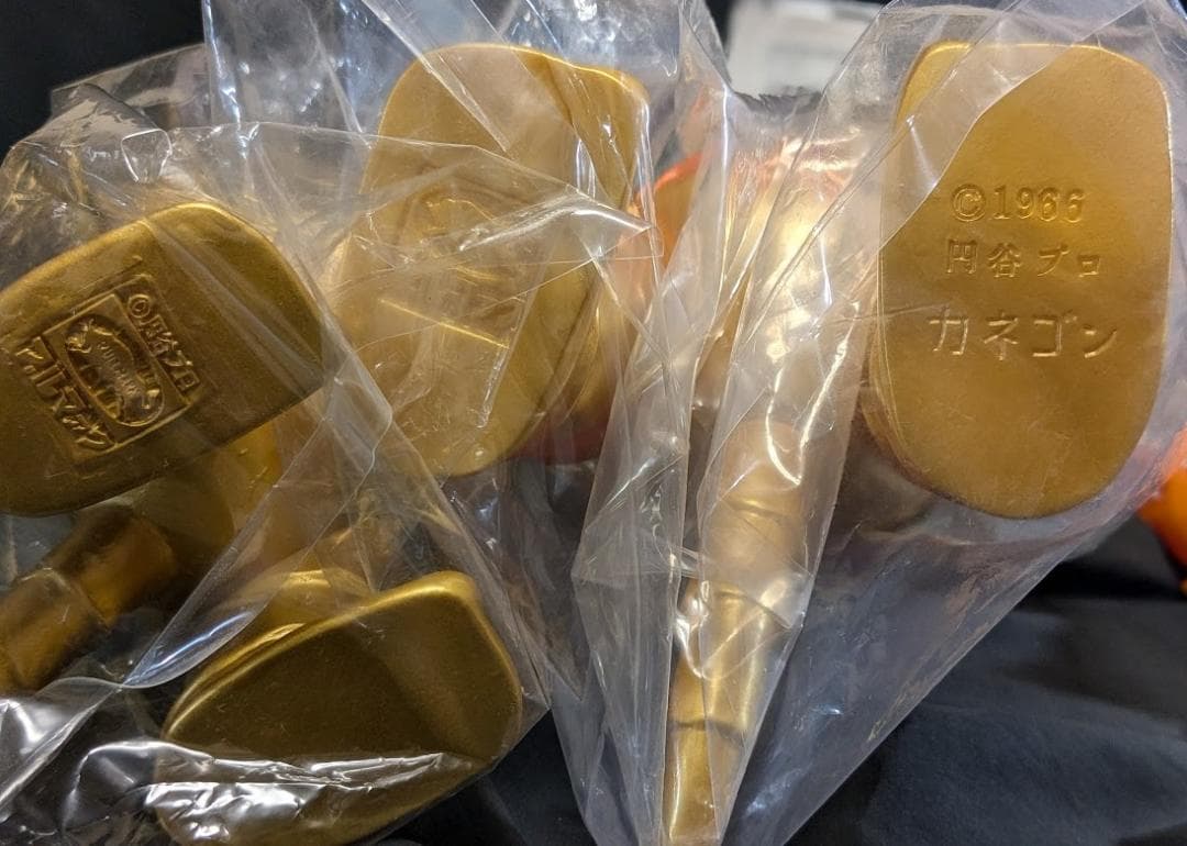 ジャイアントカネゴン＆ゴールド（ブルマァク復刻）未開封ソフビ他＋ビジュアル書籍