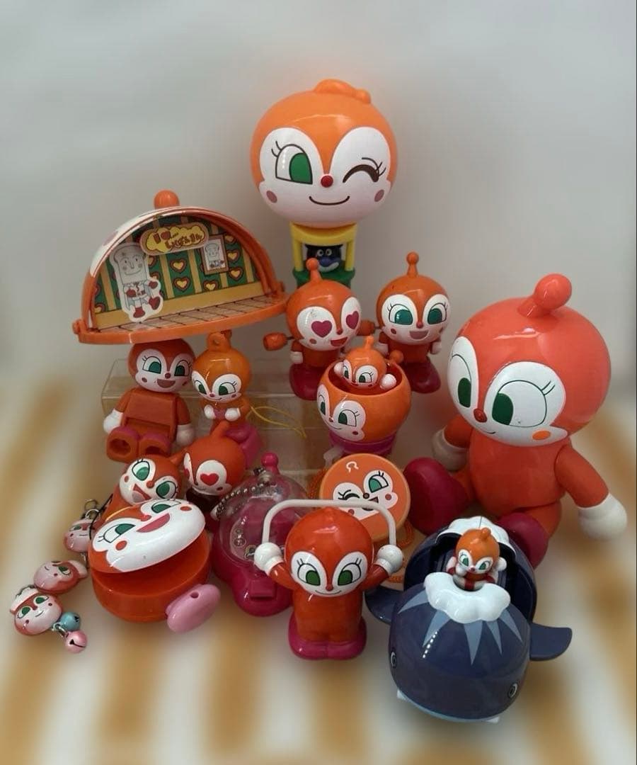 アンパンマン　ガチャガチャ　フィギュア　レトロ　ドキンちゃん　マスコット