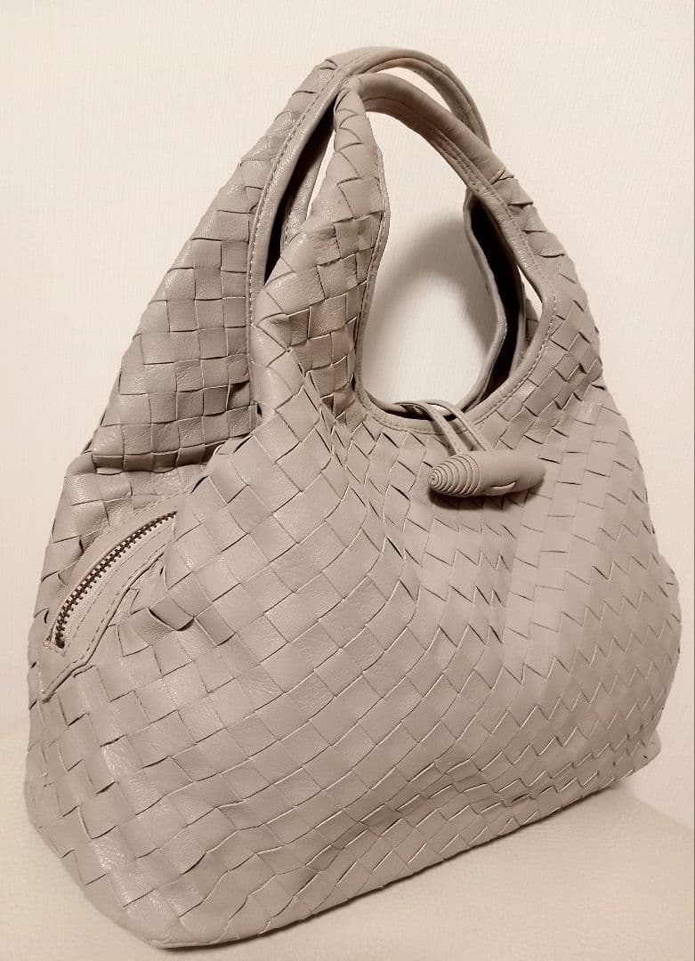 イントレチャート ショルダーバッグ 本革 / ゴート山羊革　グレージュ 肩掛け◎