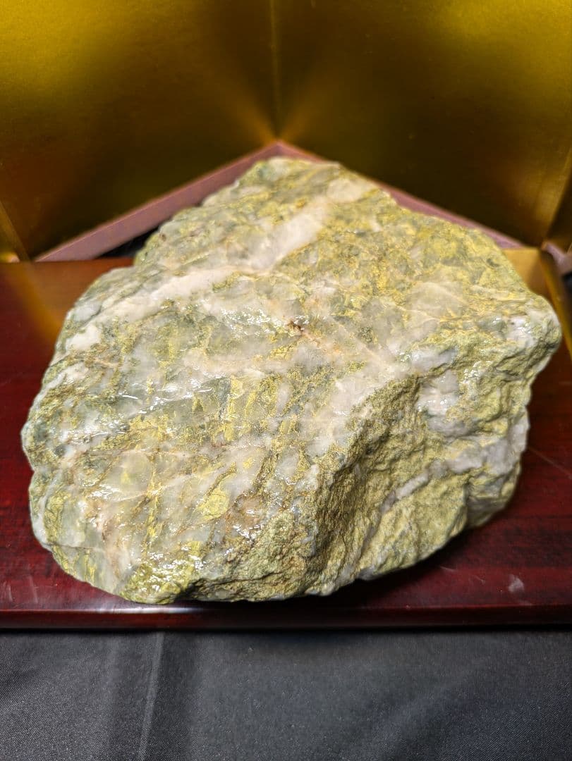 原石 2.4kg 石英の一種？天然石 鑑賞石 希少 レア品