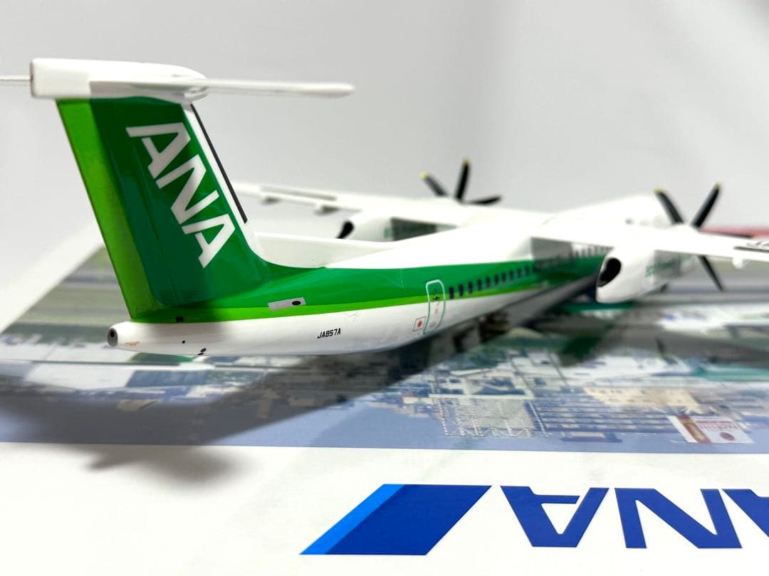 全日空商事 1/100 ANA DHC-8-400 NH11013 台座付き