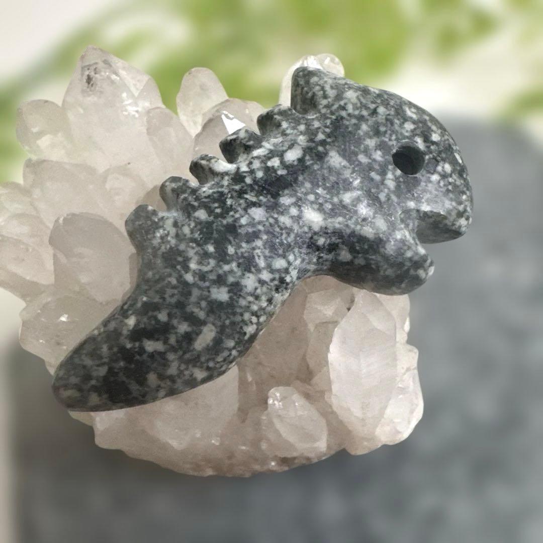 【遠野霊石】龍神様の鬣を宿す勾玉 唯一無二の龍神波動石　手掘り研磨　 オリジナル