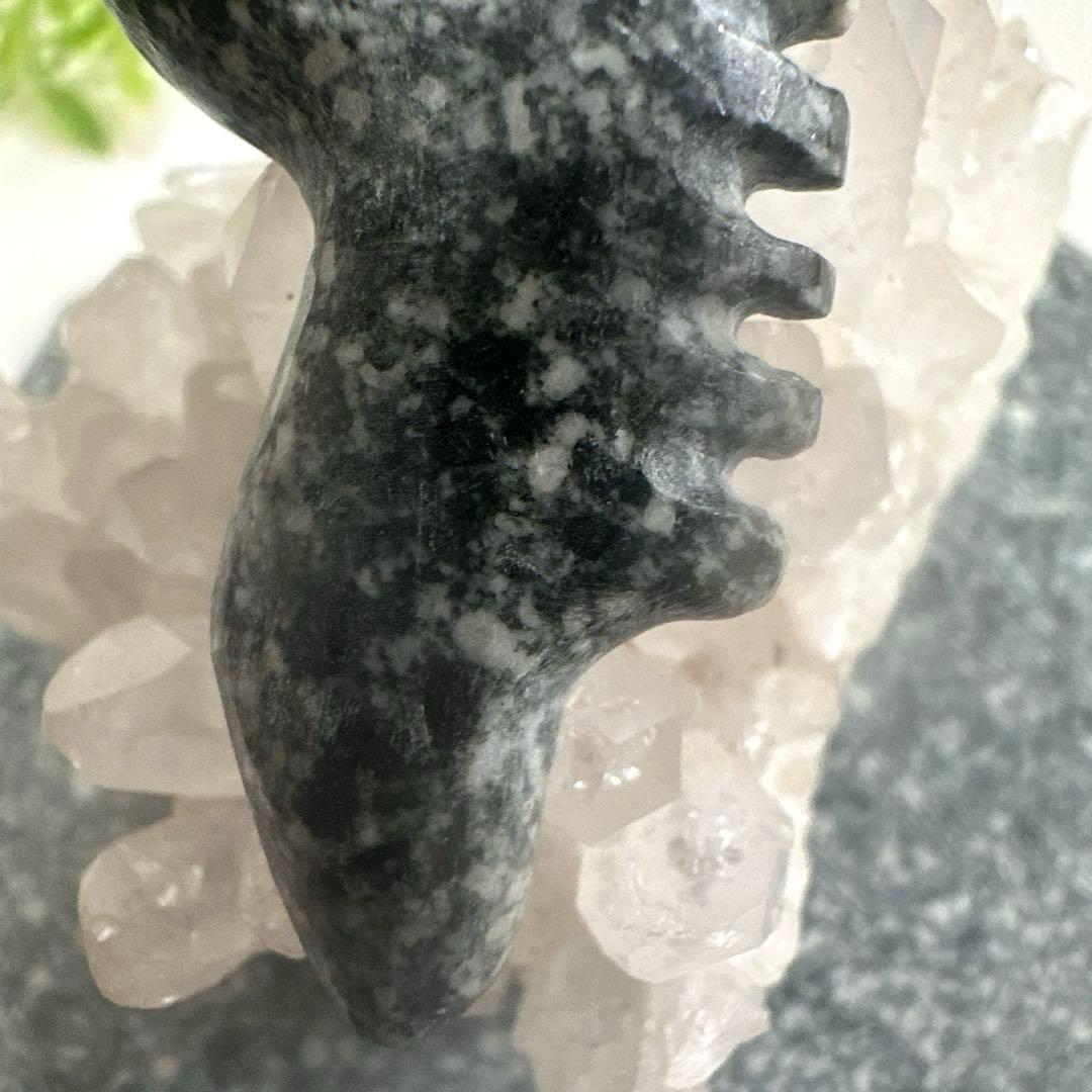 【遠野霊石】龍神様の鬣を宿す勾玉 唯一無二の龍神波動石　手掘り研磨　 オリジナル