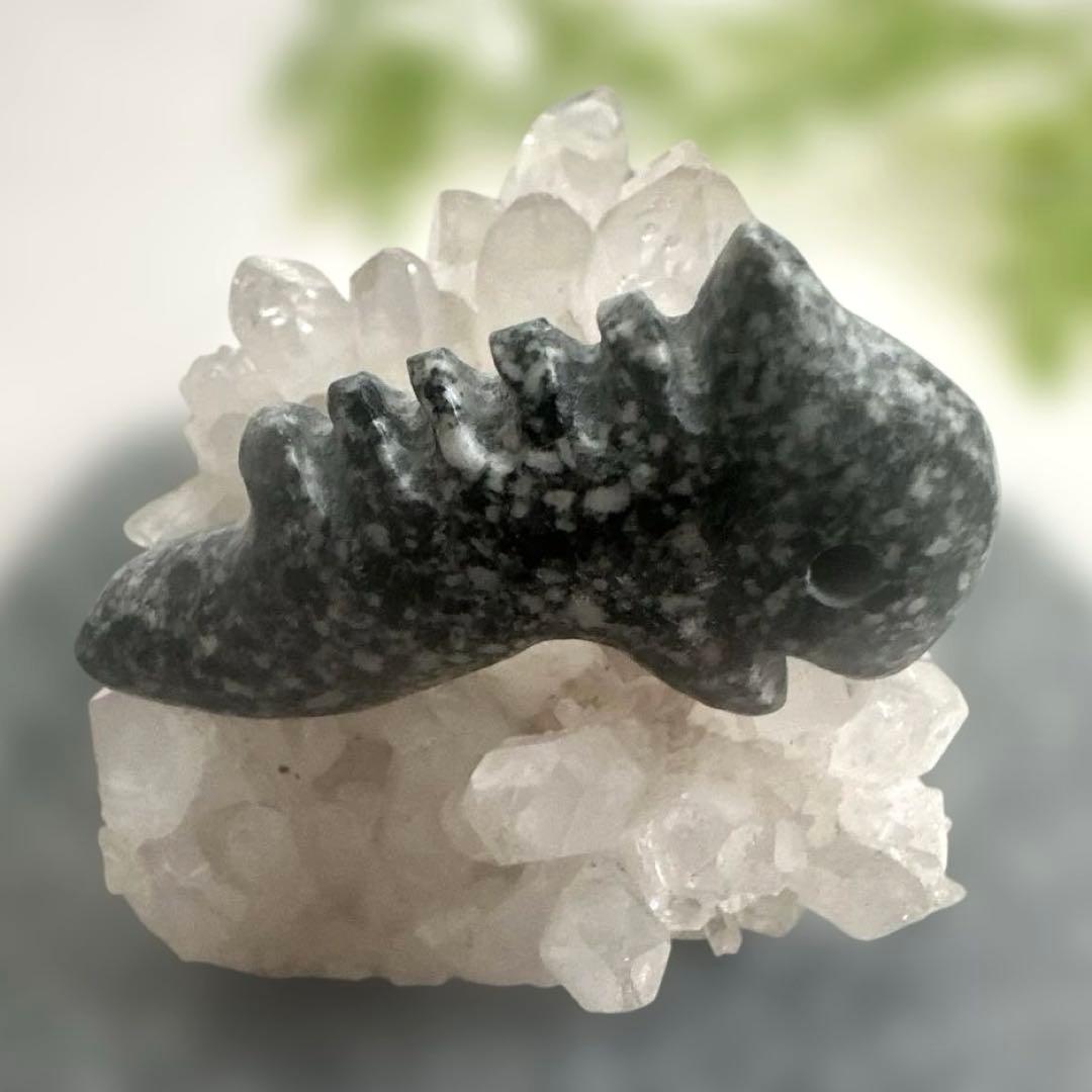 【遠野霊石】龍神様の鬣を宿す勾玉 唯一無二の龍神波動石　手掘り研磨　 オリジナル