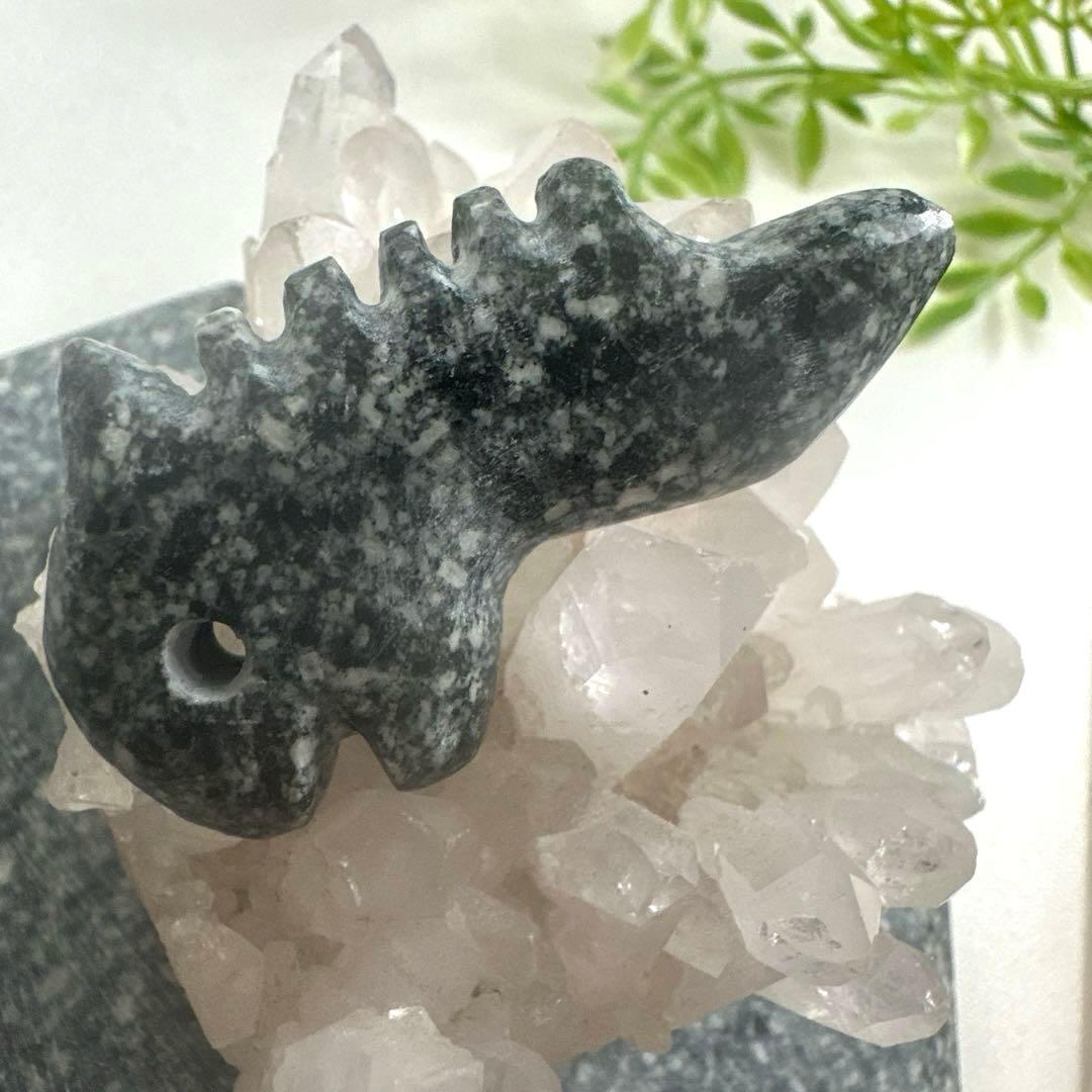 【遠野霊石】龍神様の鬣を宿す勾玉 唯一無二の龍神波動石　手掘り研磨　 オリジナル