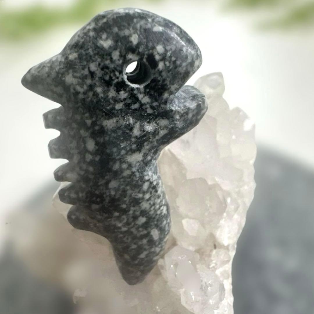 【遠野霊石】龍神様の鬣を宿す勾玉 唯一無二の龍神波動石　手掘り研磨　 オリジナル