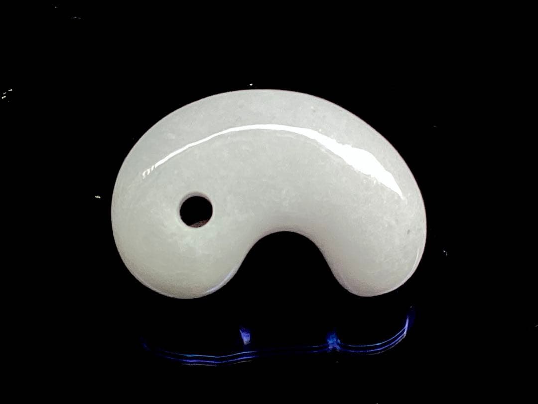 ✳白から秘めたラベンダー色へ‼️本物　糸魚川翡翠硬玉ジェダイト　お守りに　鑑別書付