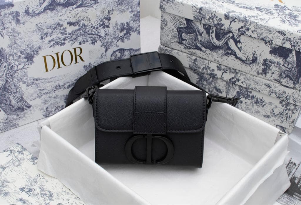 大人気！ブラック メッセンジャーバッグ