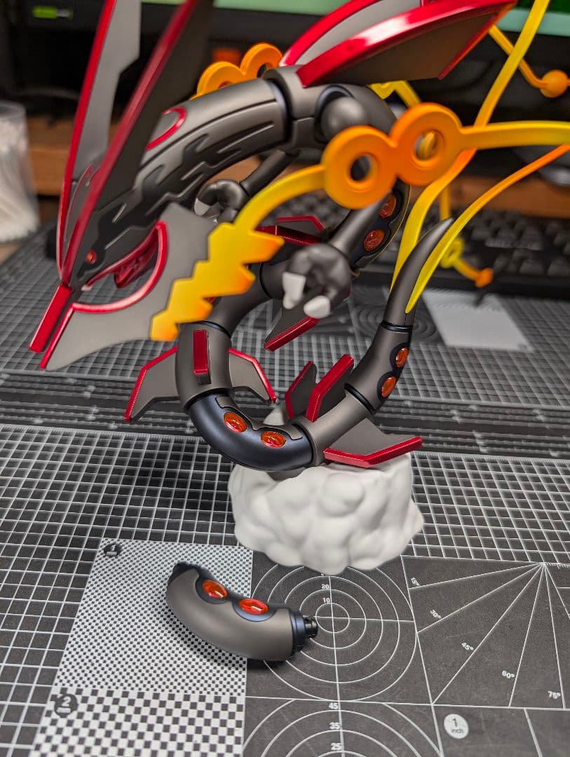 黒いメガレックウザ　全塗装　完成品　ポケプラ