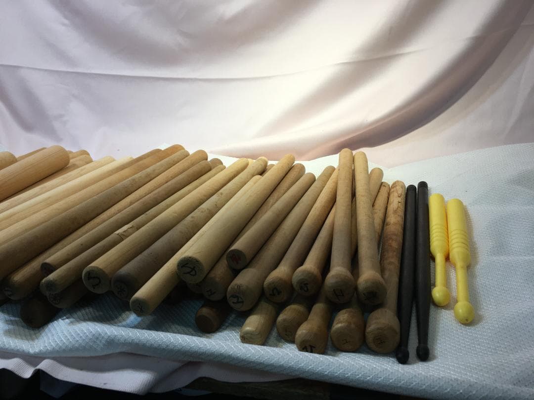 メ*ン様 nt250716-001j 木製バチ 多数 丸棒 バチ 太鼓 棒 ステ