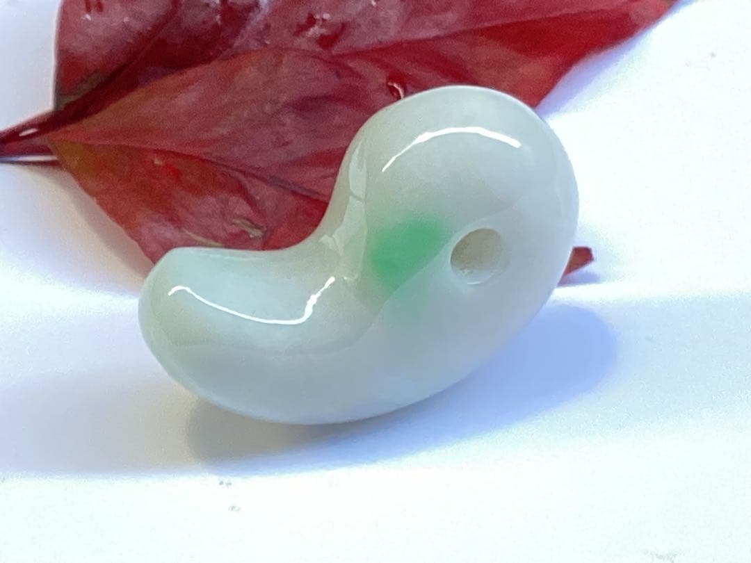 ✳premiumシリーズ幸運導く勾玉 高品質翡翠 再結晶線入り糸魚川翡翠　鑑別書