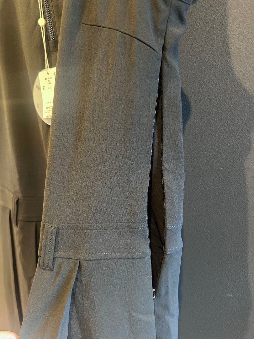 MARK&LONA プリーツ切替衿付きノースリーブワンピース ブラック