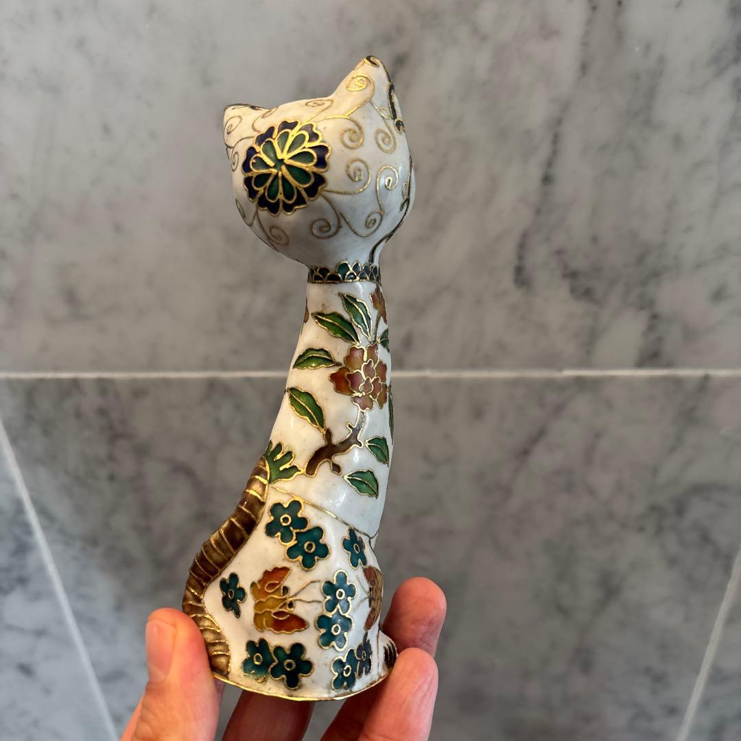 アンティーク　入れ墨のように体に描かれたお花や金彩が芸術的な猫ちゃんの陶器