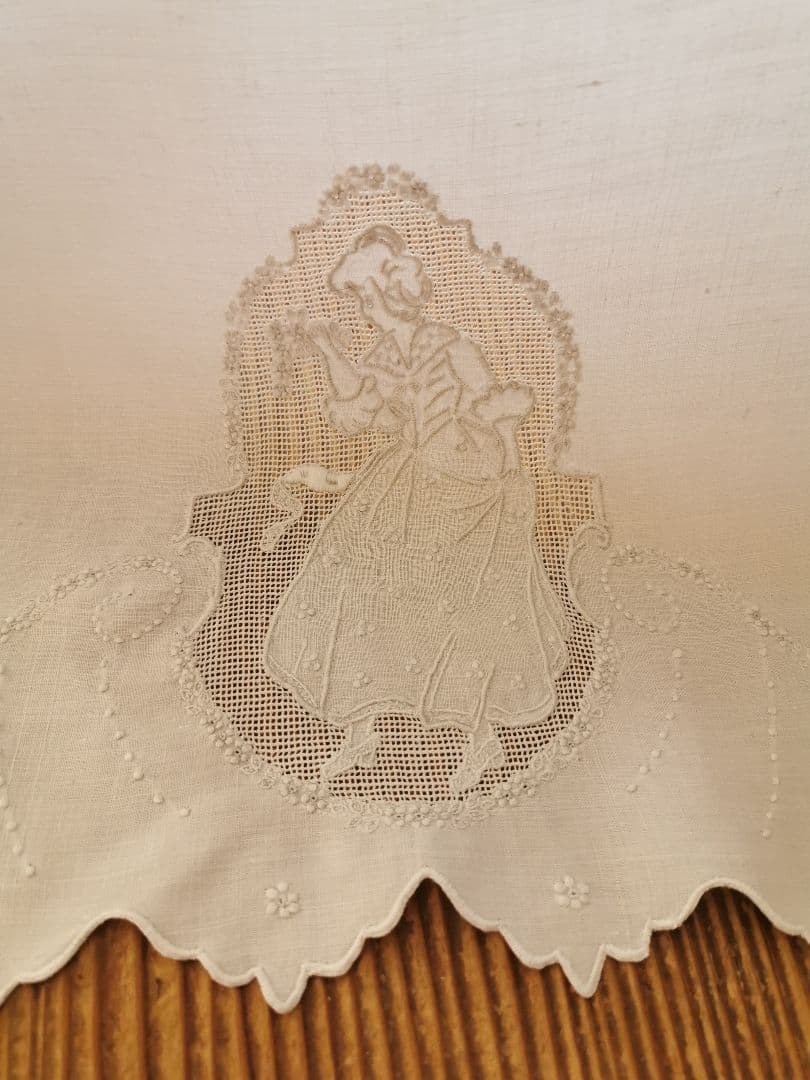 アンティーク アペンツェルレース刺繍 ブーケと少女 小花ガーランド リネンクロス