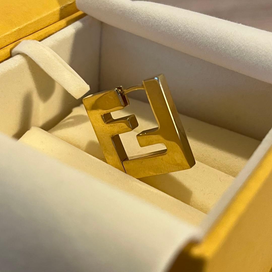 FENDI FFモチーフピアス FFロゴ　シングル　片耳　ゴールド