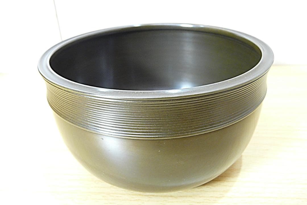 き*た様 京釜師　十五代 大西清右衛門（浄心） 造　唐銅 糸目建水【千家十職】