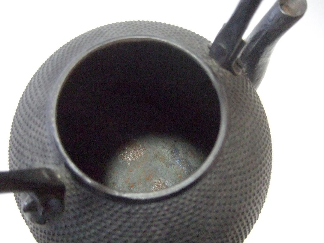 真正南部 雅泉 鬼面鐶付 虫喰摘み あられ紋 鉄瓶 在銘 南部型