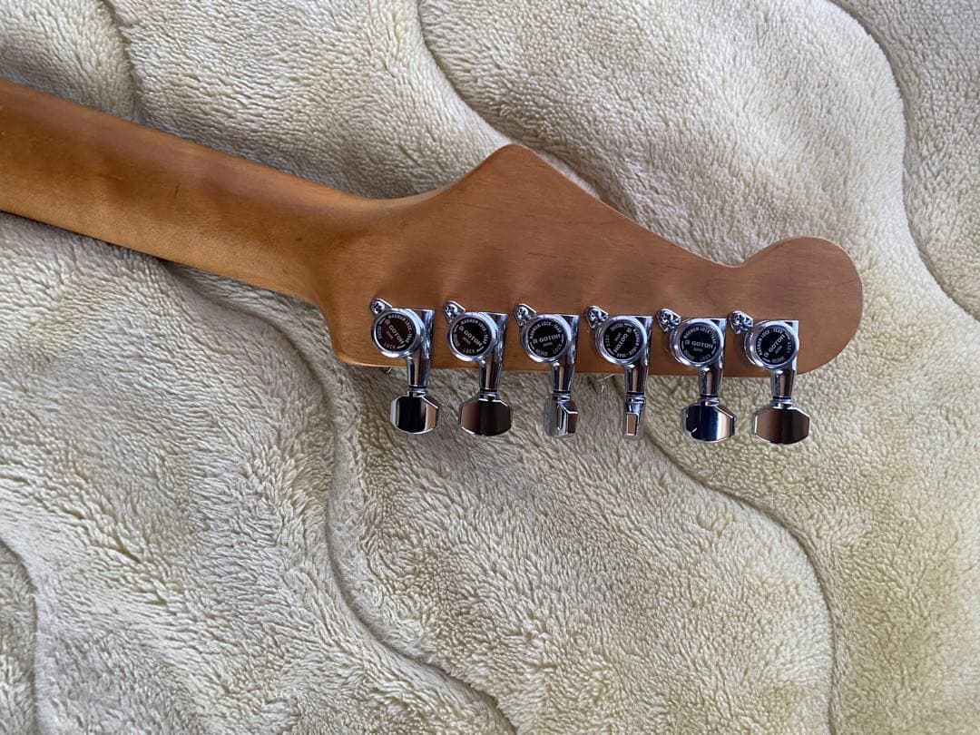 24フレットミディアムスケール　ディマジオ　ロック式トレモロ　マグナムロックペグ