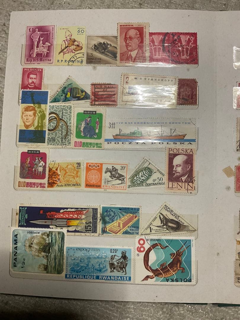 使用済み切手アルバム。【外国切手も混じっています　昭和ノスタルジー】。