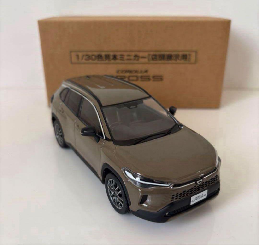 新型カローラクロス 後期型 ミニカー カラーサンプル マッドバス【非売品】
