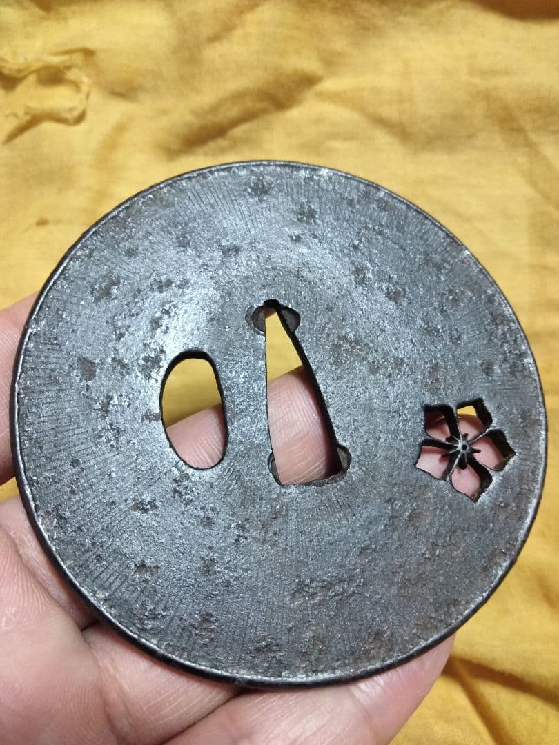 鉄地大鍔　鐔　(甲冑師　梅透かし)　阿弥陀鑢　室町〜江戸時代　箱付き