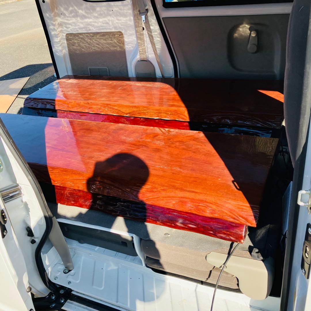 光沢仕上げの木製座卓