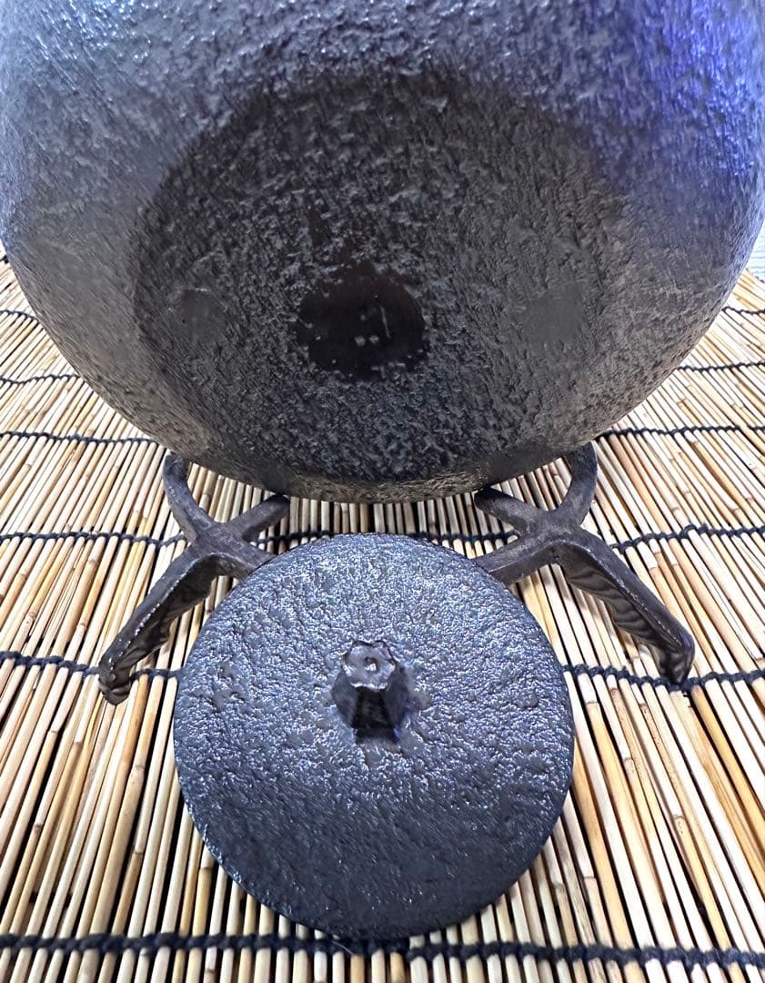 未使用品　供箱付属品付　南部喜州 (及川 喜徳)造　鍛治打袋鉉　１５型　南部鉄瓶