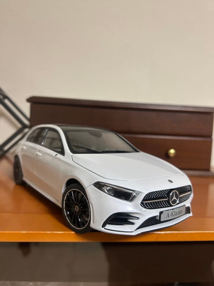 メルセデス・ベンツ A-Klasse 1/18 ホワイト