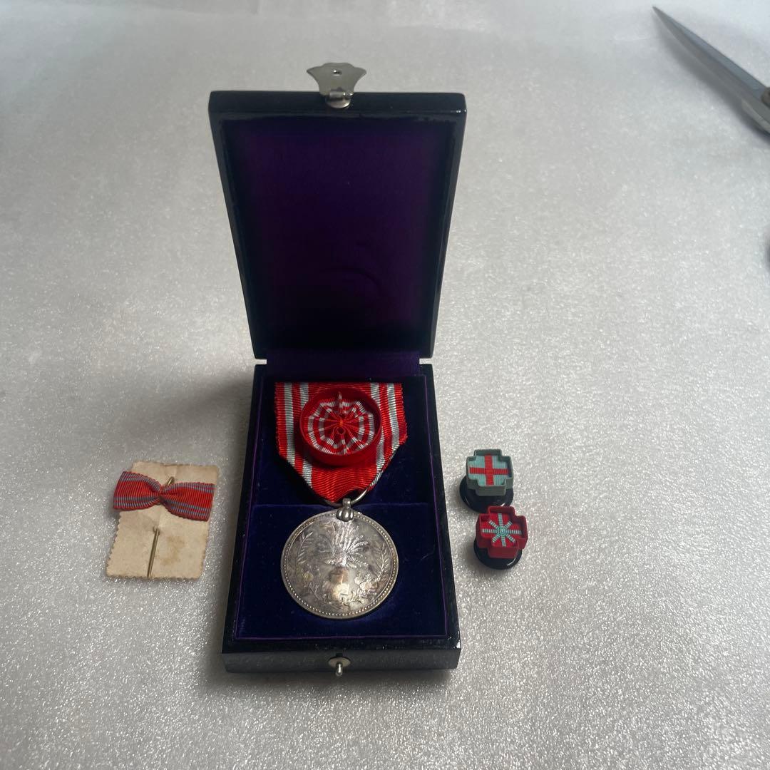 【美品・付属品完備】日本赤十字社 特別社員章 銀色 記章 勲章 漆塗り箱入