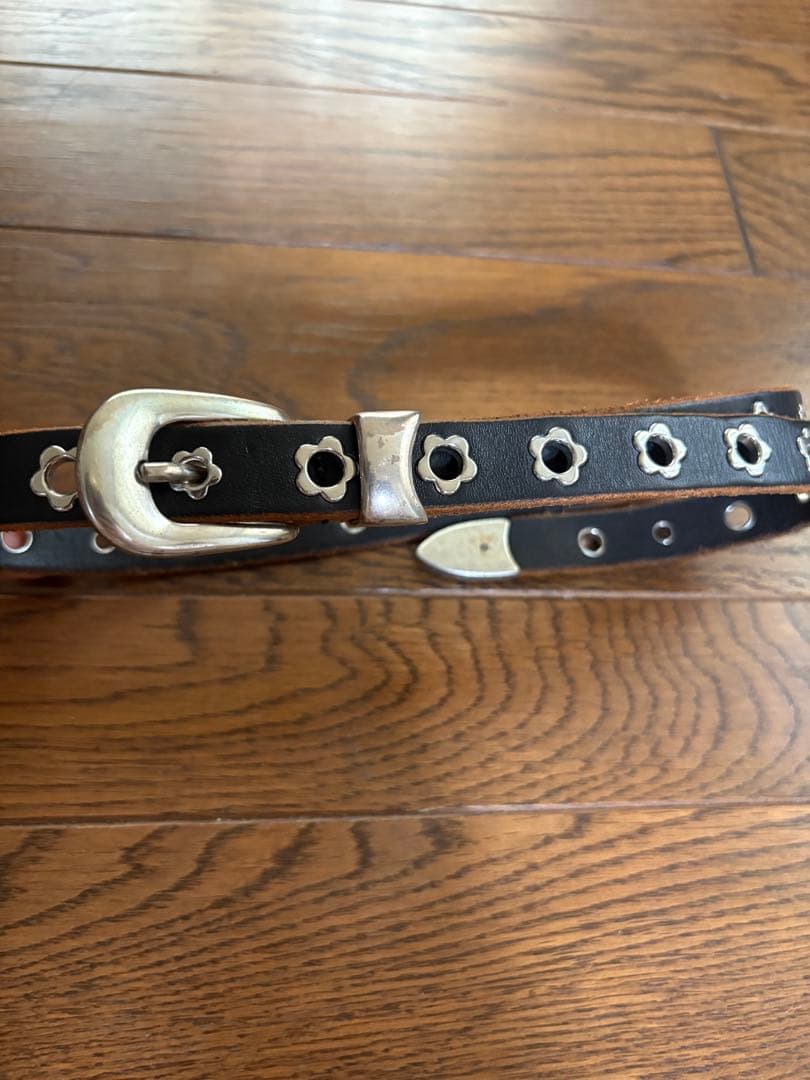 小物 OUR LEGACY BELT 2CM FLOWERS ON BLACK