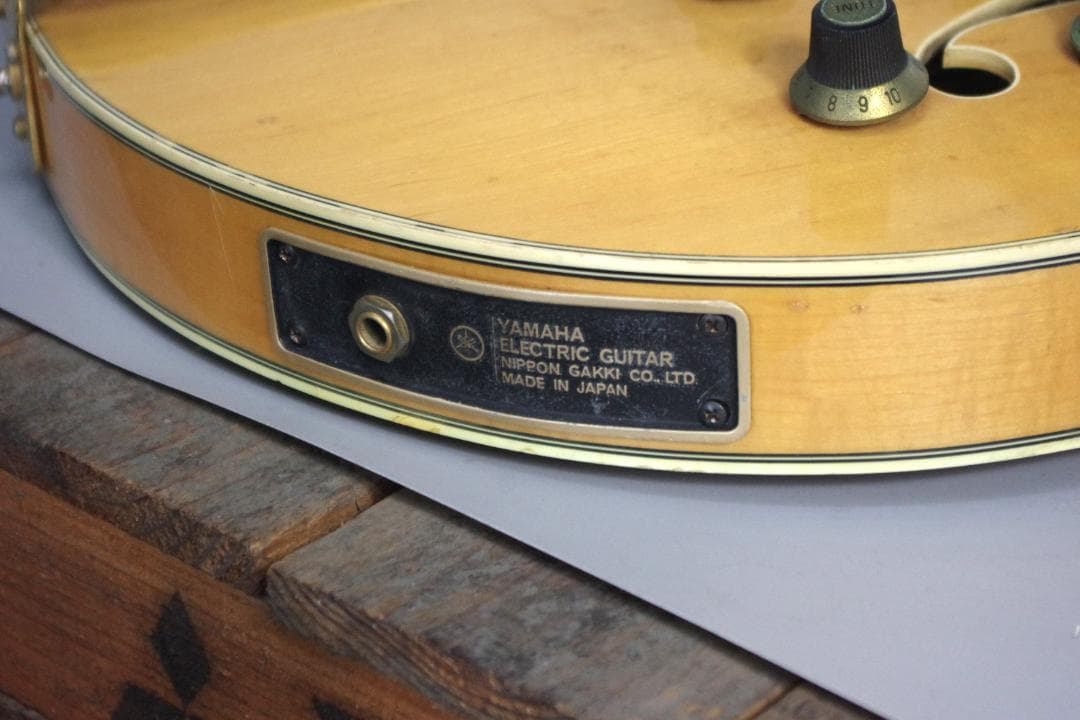 YAMAHA セミアコエレキギター