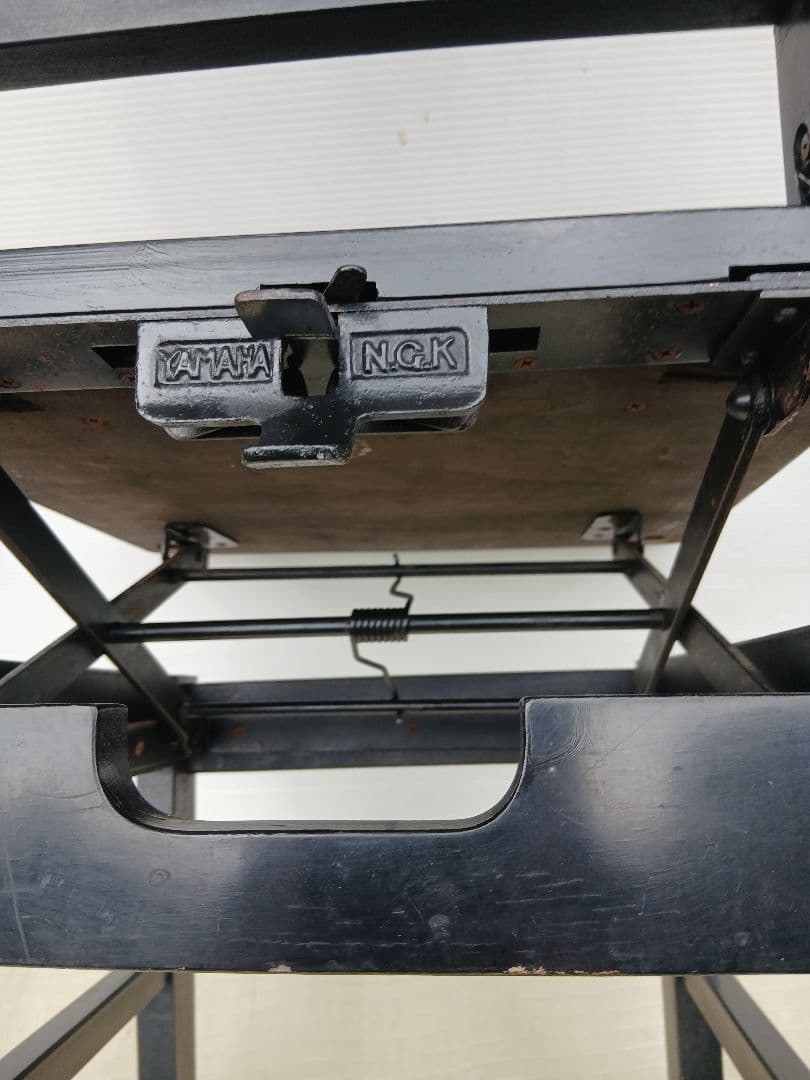 ヤマハ背もたれ付、ストッパー付、ピアノ椅子　昭和レトロ　中古品