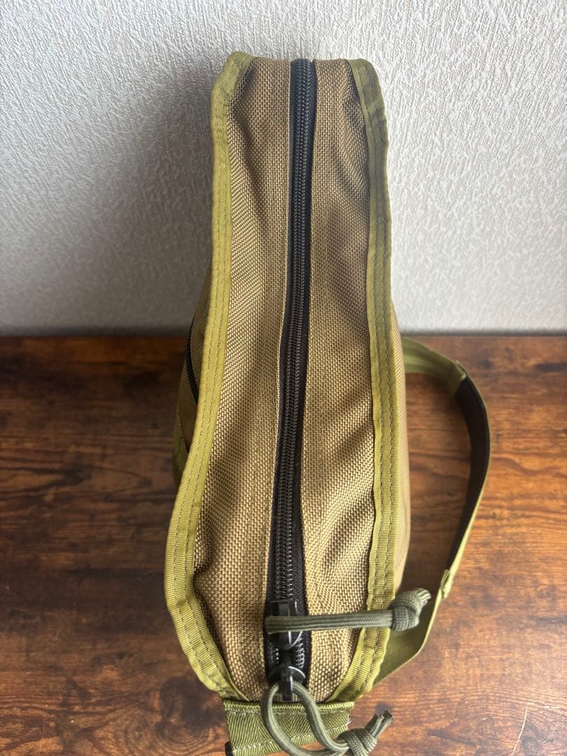 BRIEFING DAY TRIPPER ショルダーバッグ KHAKI カーキ