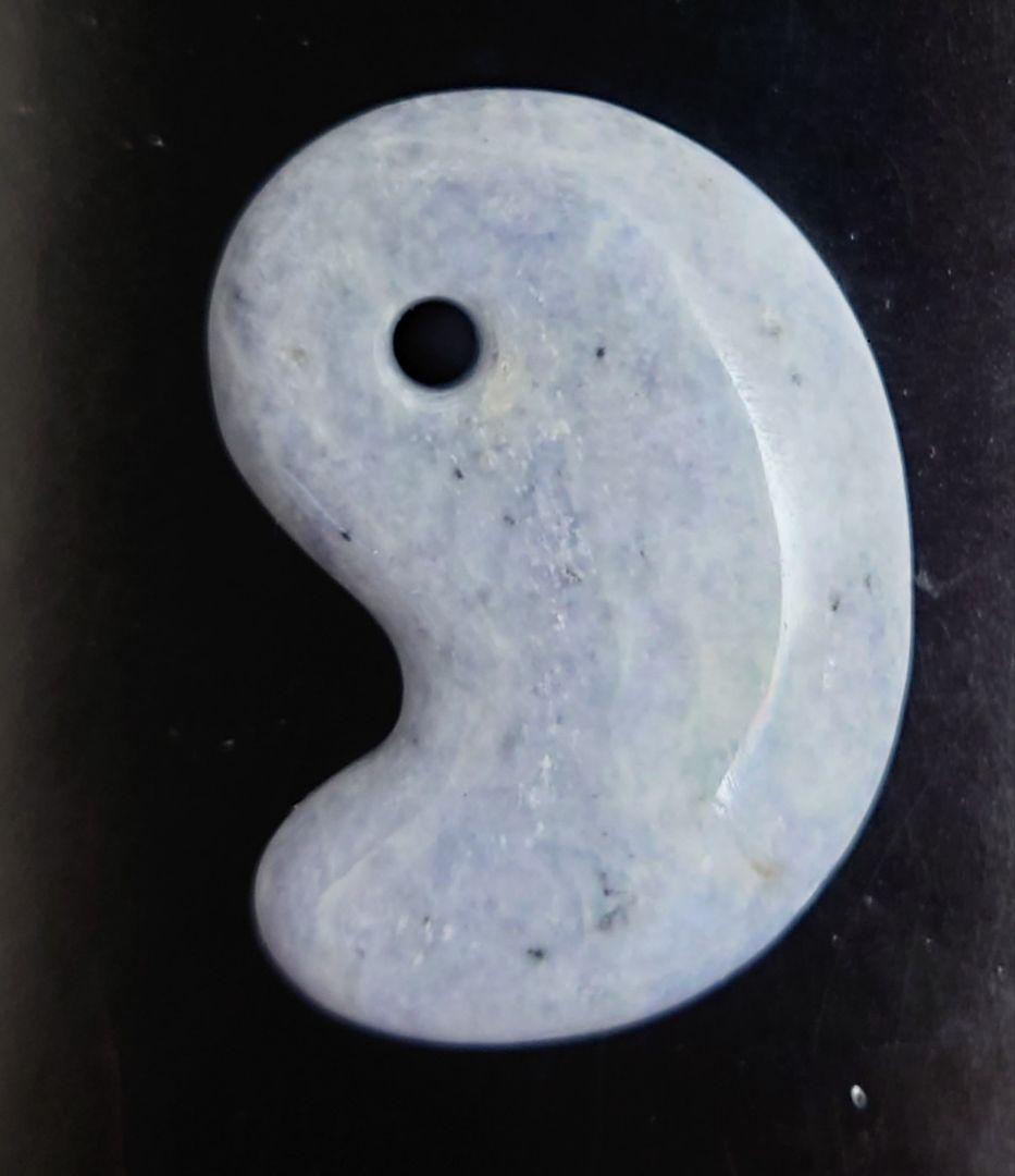 【セール】糸魚川翡翠　勾玉　ラベンダー