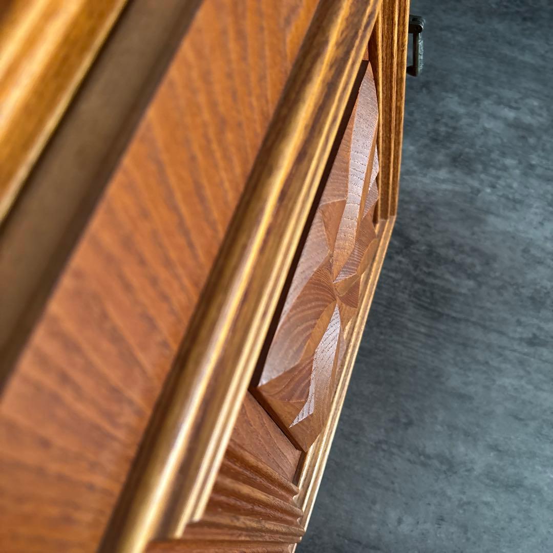 木製引戸　木製扉　家具装飾　花模様　木材　彫刻　木細工　ウッドウォールパネル