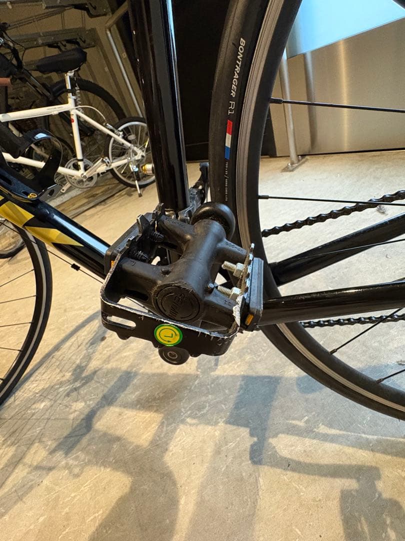 Trek Domane AL2 ロードバイク ブラック/イエロー